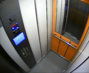 Widok z kamery zamontowanej w windzie.